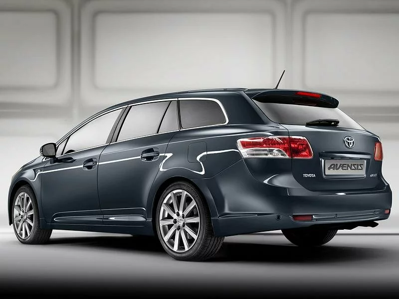 toyota-avensis-wagon-wallpaper-2013